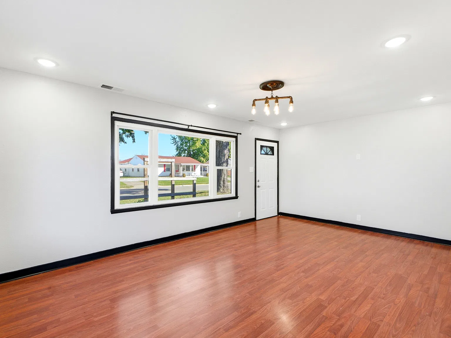 3 bed, 950 sqft, $1,600 — Photo 1