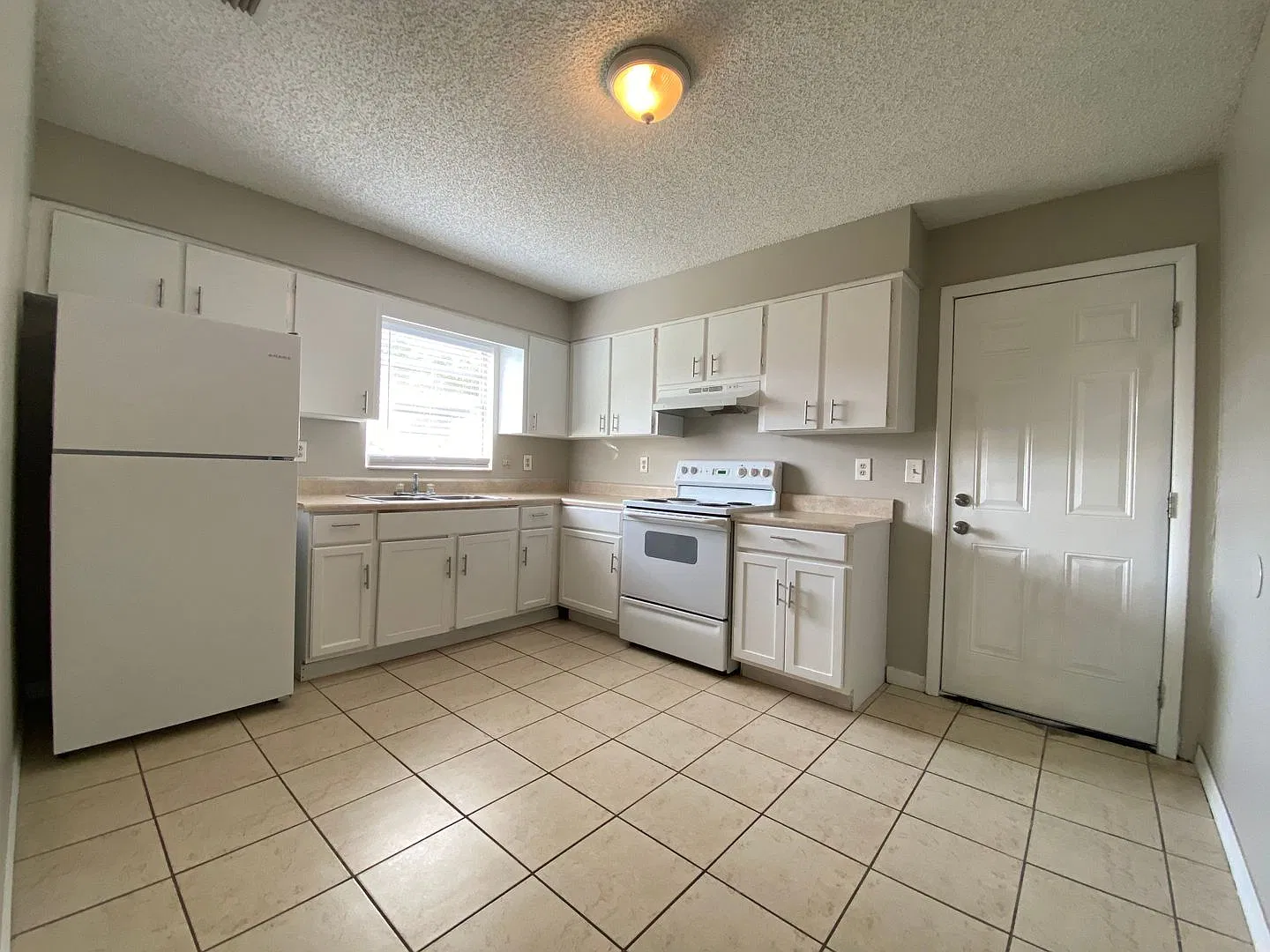 1713 Birchwood Cir — Photo 3
