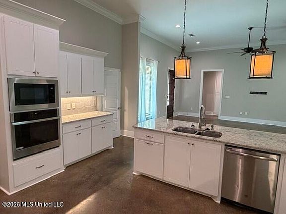 4th image of 221 Ironwood Pl
