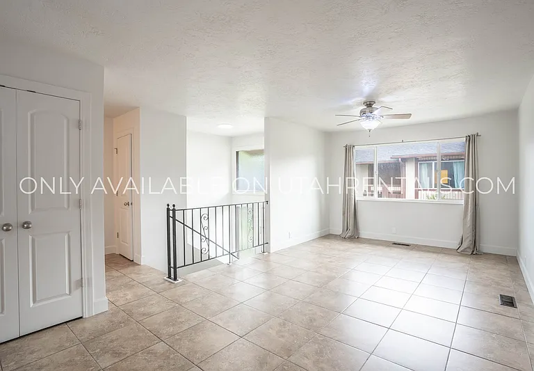 338 Cedarwood Dr — Photo 3