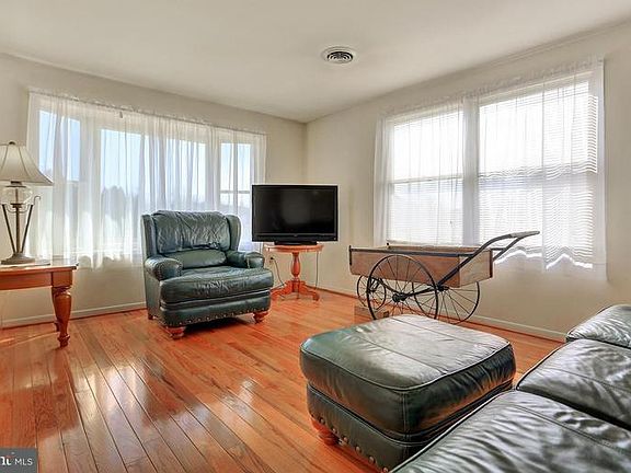 5th image of 114 Oak Dr