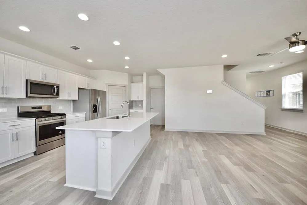 3 bed, 2.5 bath, 1914 sqft, $2,295 — Photo 3