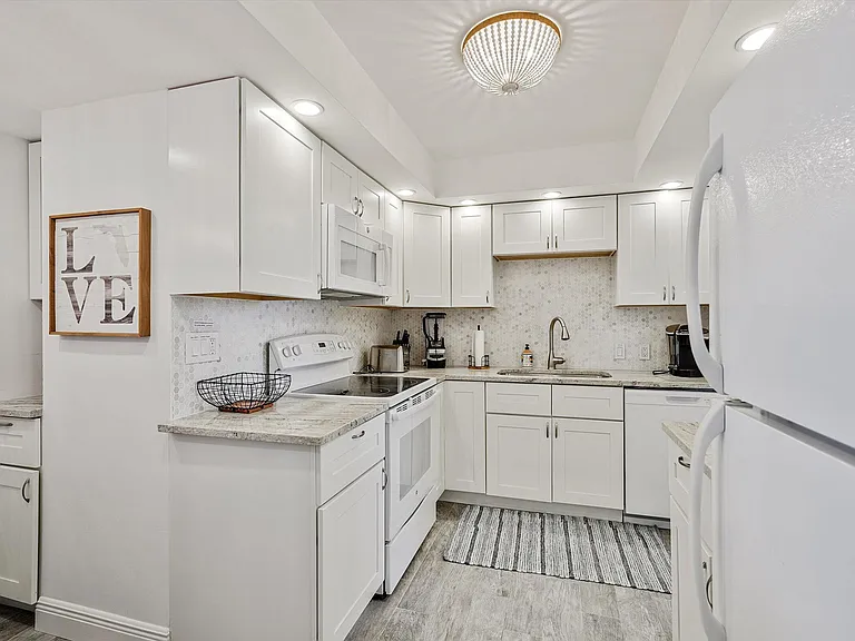 225 Beach Rd #205 — Photo 9