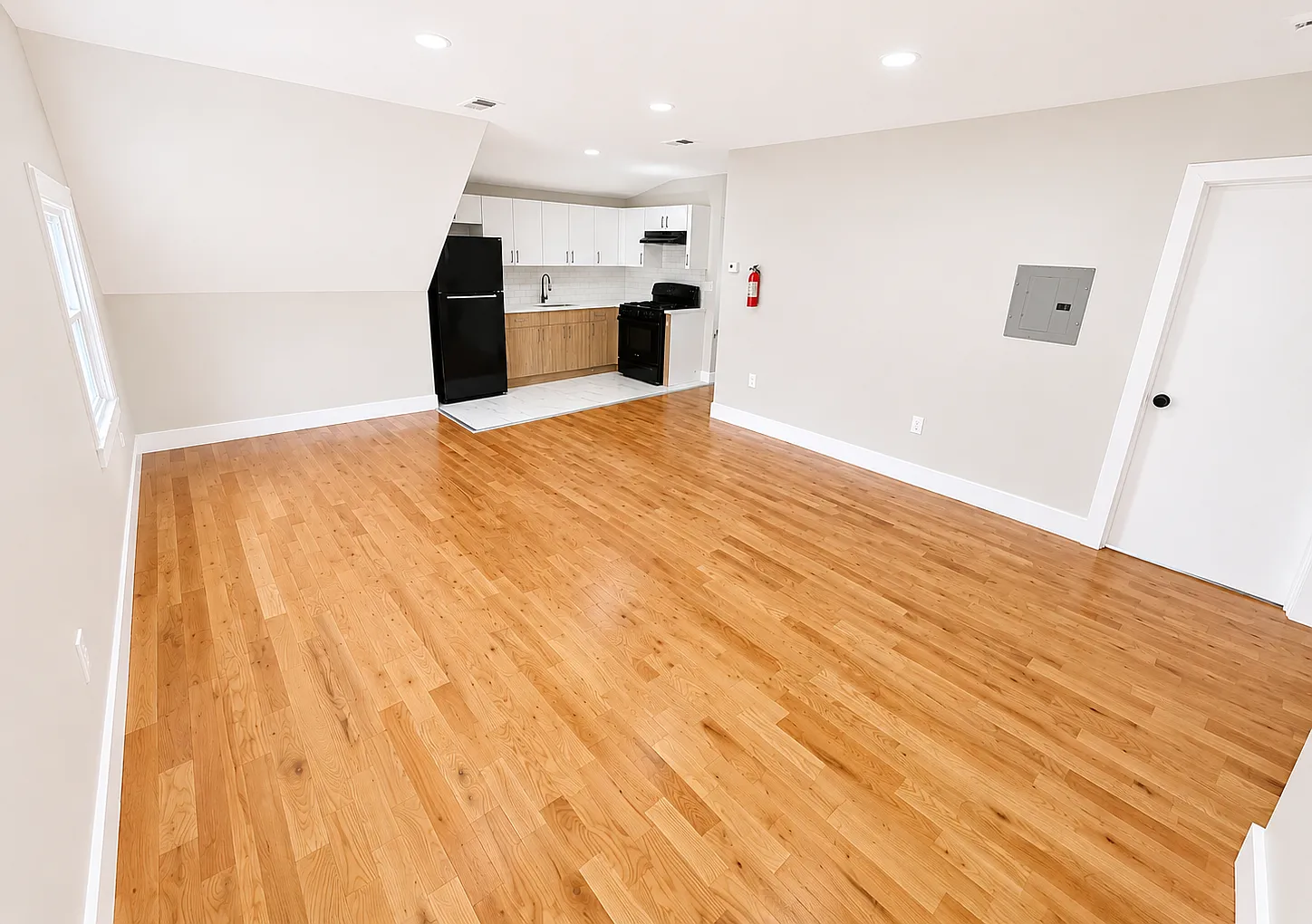 3 bed, 1.5 bath, 1200 sqft, $2,045 — Photo 4