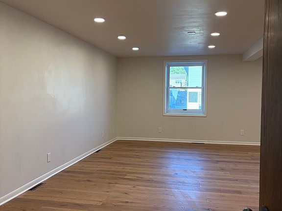4th image of 2915 N Brookfield Rd Unit 1