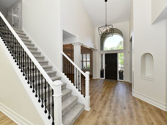 3rd image of 13617 Creekridge Ln
