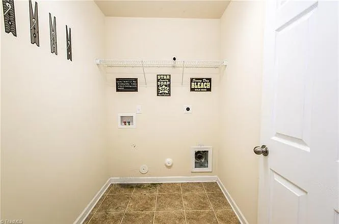 2110 Longburn Dr — Photo 29