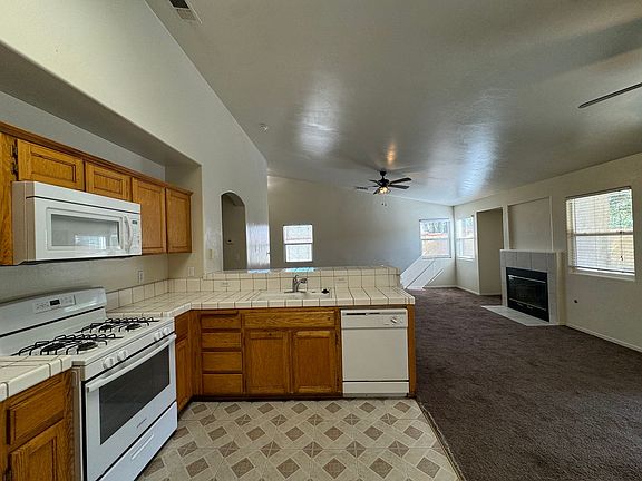 4th image of 825 Astoria Park Dr