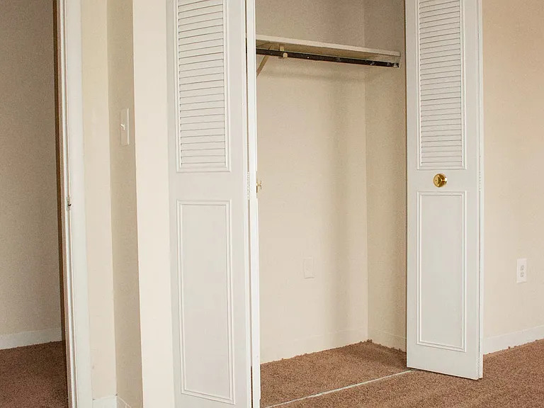 Virginia Arms Apartments — Photo 21