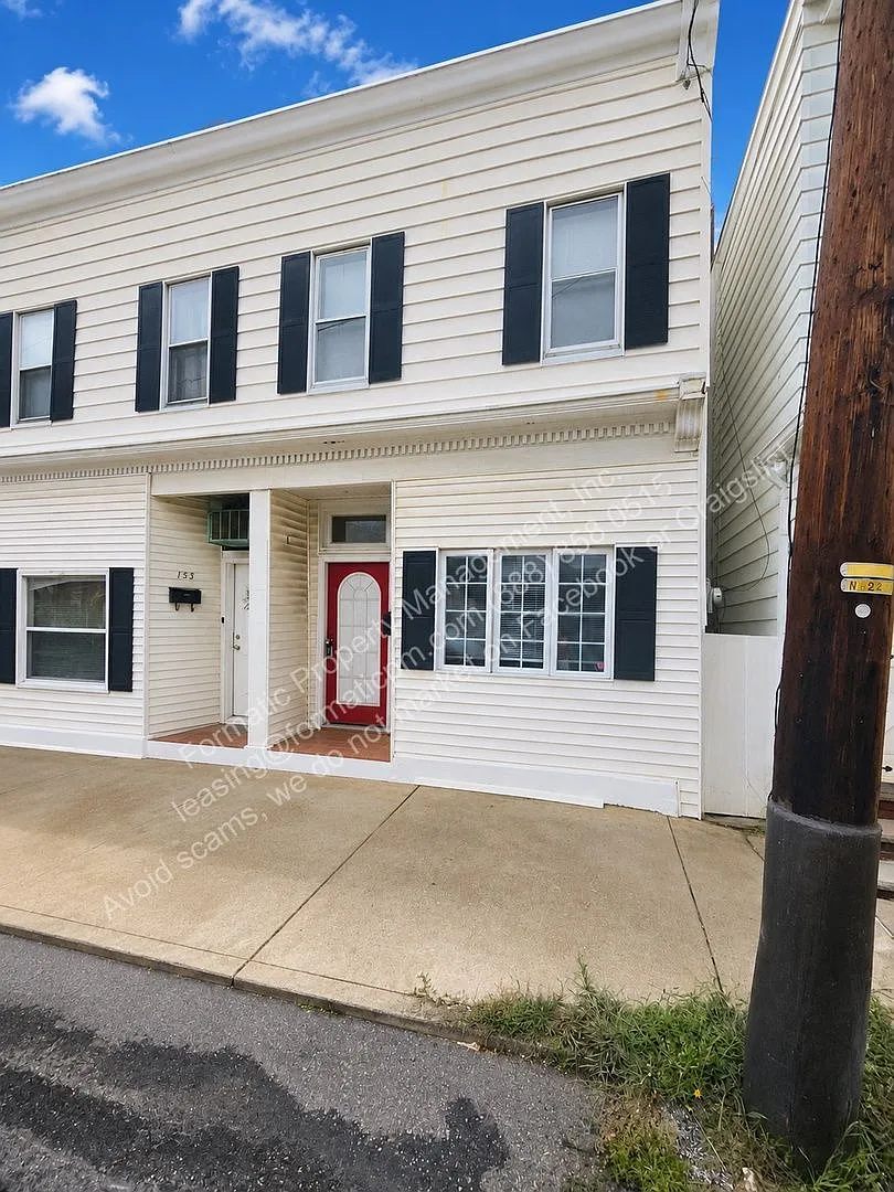 3 bed, 1.5 bath, 1350 sqft, $1,595 — Photo 1