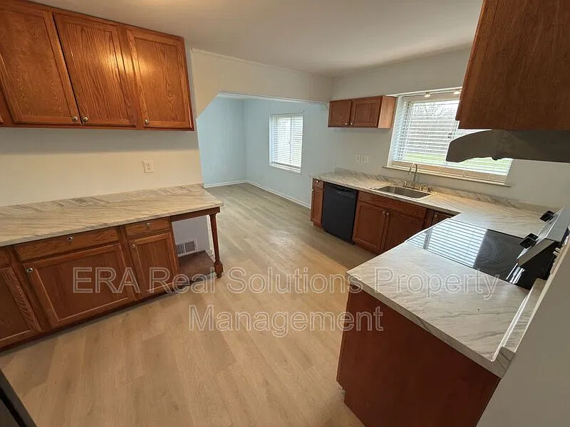 4 bed, 1.0 bath, 1872 sqft, $2,100 — Photo 3