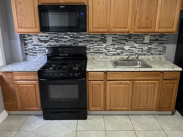2550 W Pratt St — Photo 4
