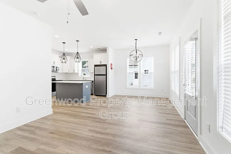 3 bed, 2.5 bath, 1518 sqft, $2,200 — Photo 4