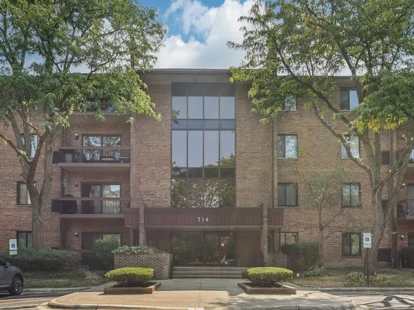 714 Walnut Dr APT 209, Darien, IL 60561