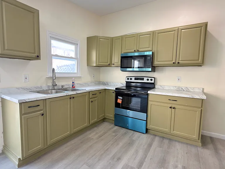 547 N Silk St — Photo 9