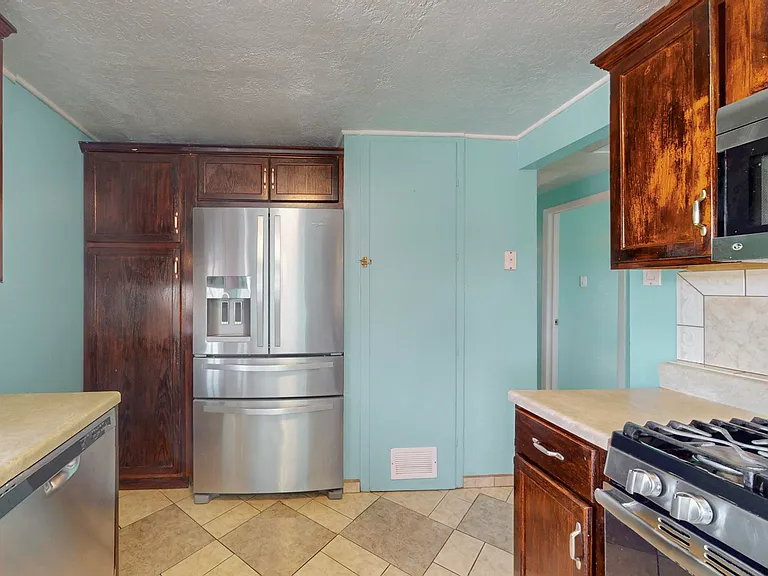 11517 Ralph Ave NE — Photo 10