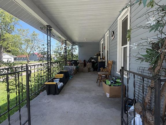5th image of 111 W Broadway Ave