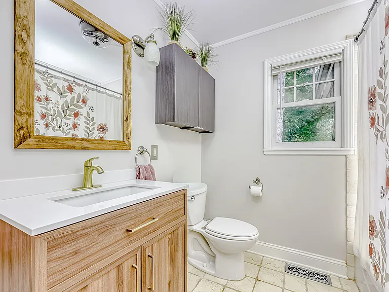 Full bathroom 1st floor