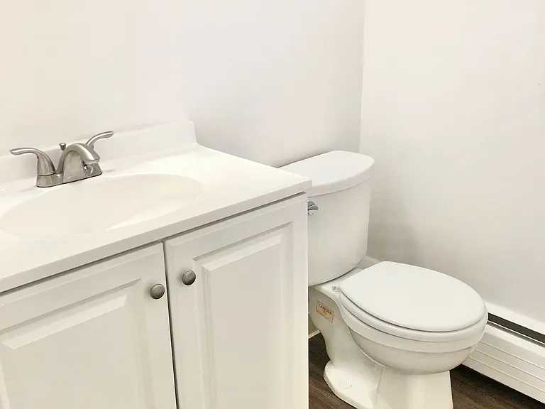 Experience the simplicity and cleanliness of this contemporary bathroom. Experience the simplicity and cleanliness of this contemporary bathroom.