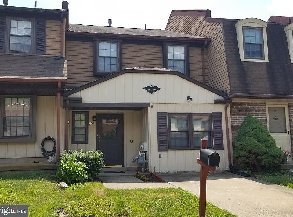 2nd image of 904 Clover Pl