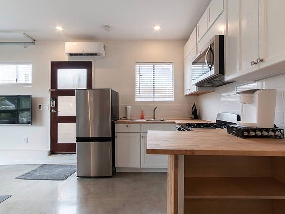 3rd image of 655 W Santa Cruz St #R