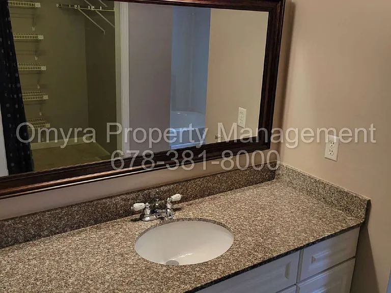1060 Hillsborough Chase NW — Photo 11