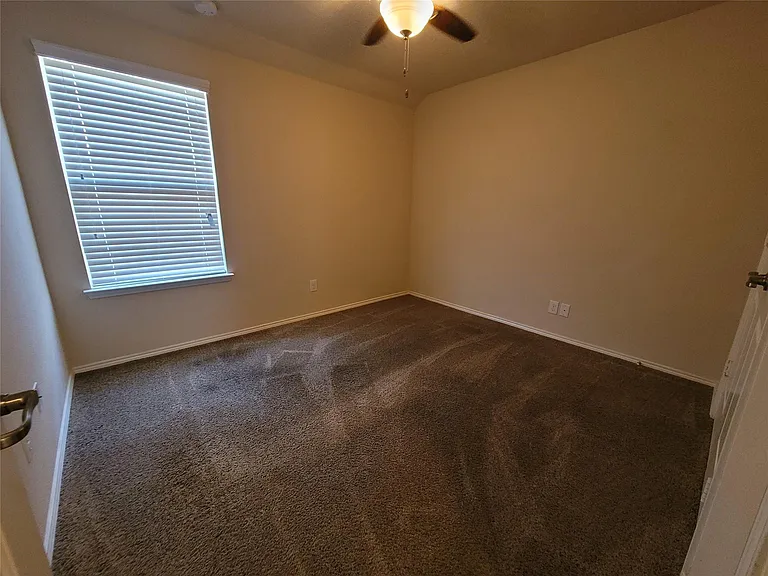 8913 Eastwood Ave — Photo 15