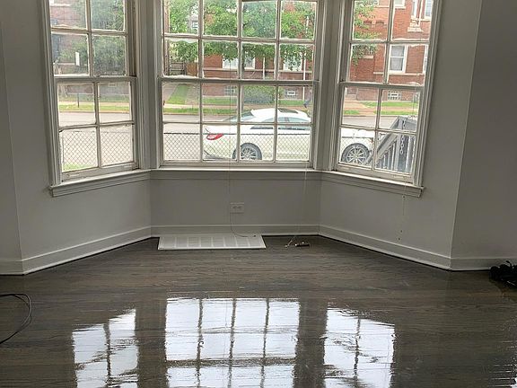 Living with bay window