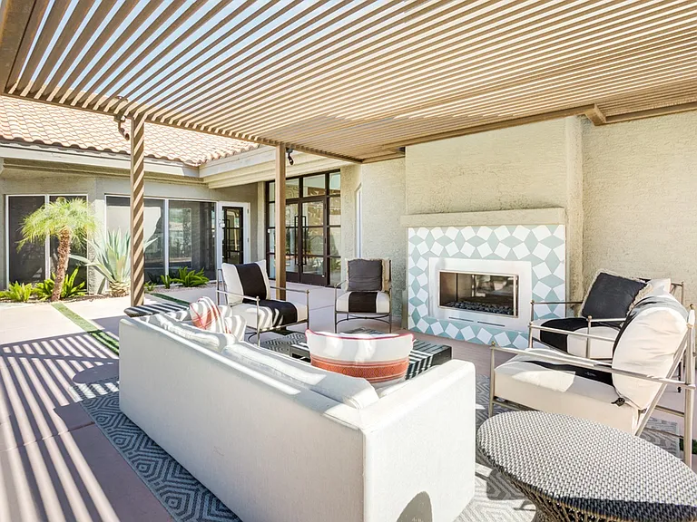 Pool Lounge