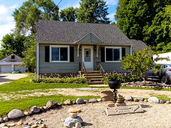 2nd image of 905 E Division St