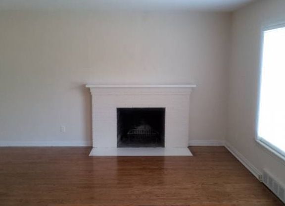 2nd image of 530 W Essex Ave