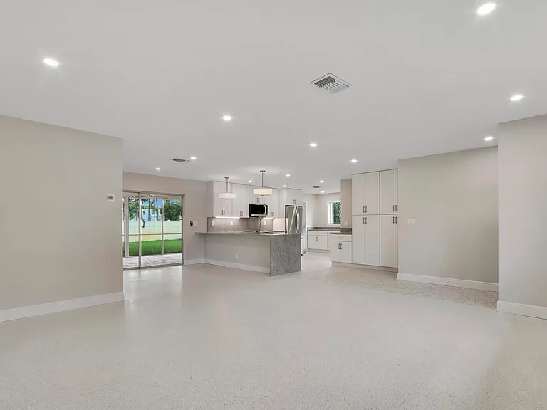 732 Pelican Way — Photo 3