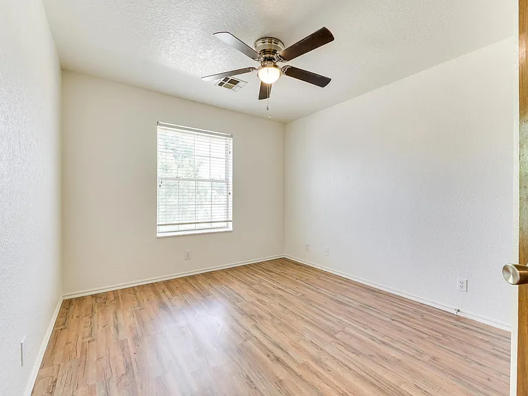 1829 Courtney Ln — Photo 27
