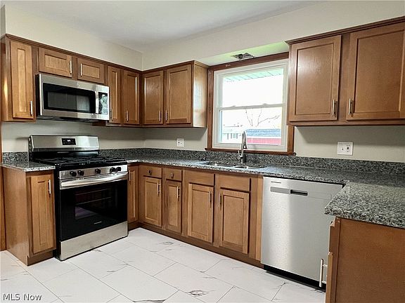 5th image of 3915 Woodstock Dr