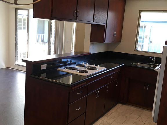 3rd image of 3322 Mentone Ave #1