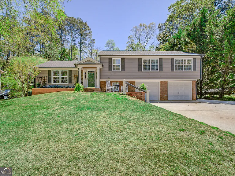 209 Cedar Dr — Photo 1