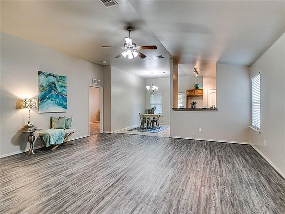 5th image of 913 SW 157th Cir