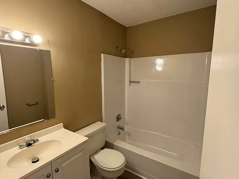 Creekside Apartments — Photo 5