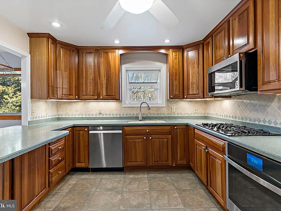 5th image of 7969 Cross Creek Dr