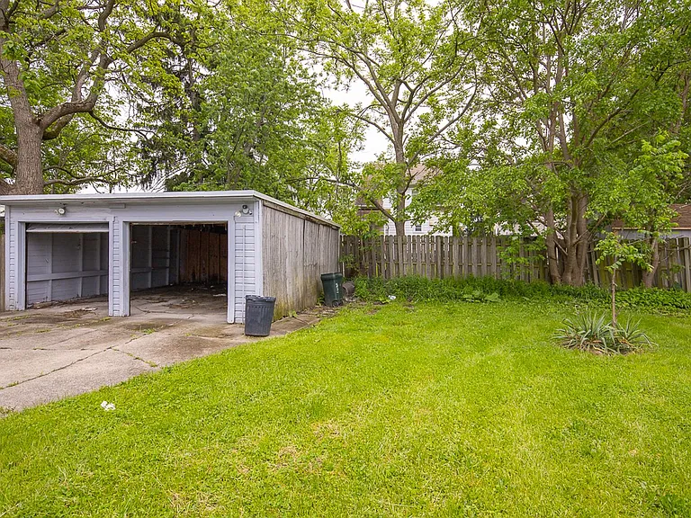 13233 Carrington Ave — Photo 16
