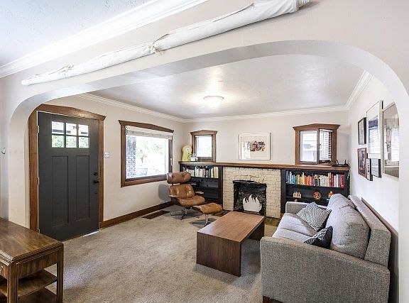 5th image of 247 E Hubbard Ave