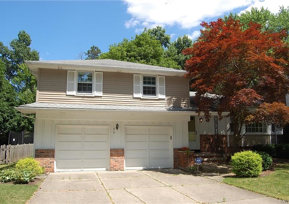 1st image of 319 Sherbrooke Ave