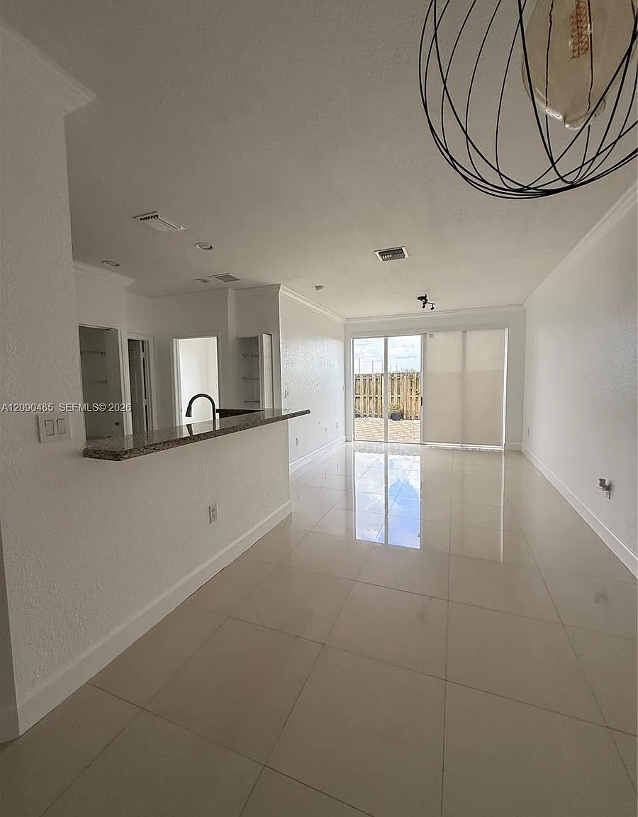 4 bed, 1932 sqft, $3,550 — Photo 4