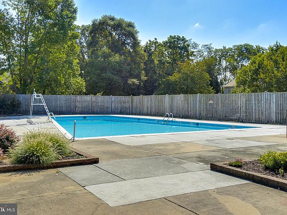 4th image of 204 Cork Ln APT 204