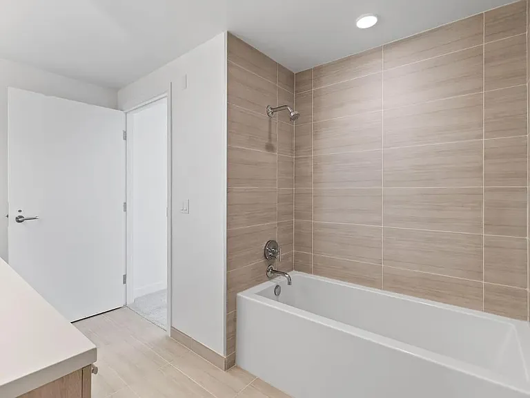 188 W Saint James St #11004 — Photo 4