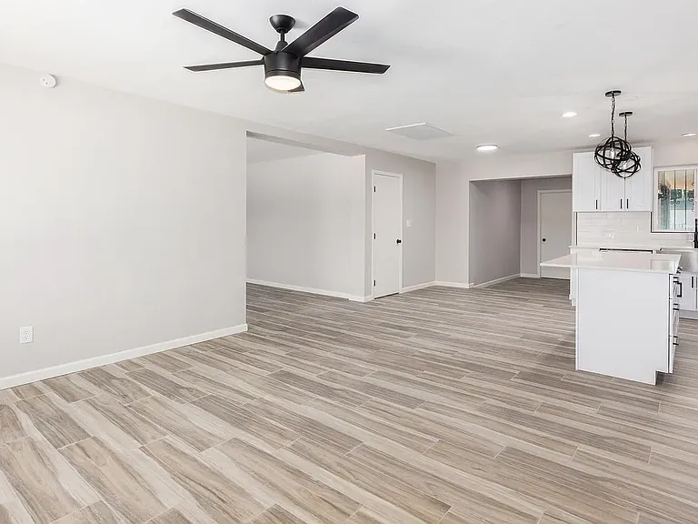 2222 E Blacklidge Dr — Photo 4