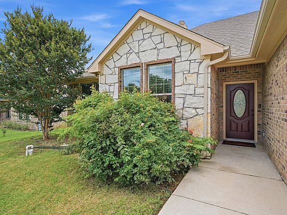 5th image of 2612 Flora Ln