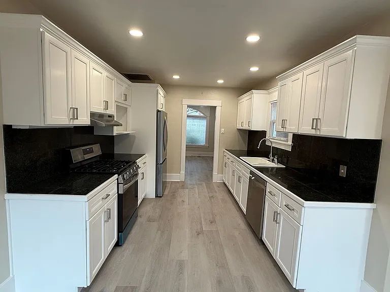 915 Howard St — Photo 6