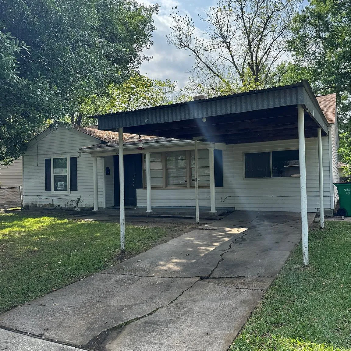 3 bed, 1.0 bath, 1080 sqft, $1,300 — Photo 1