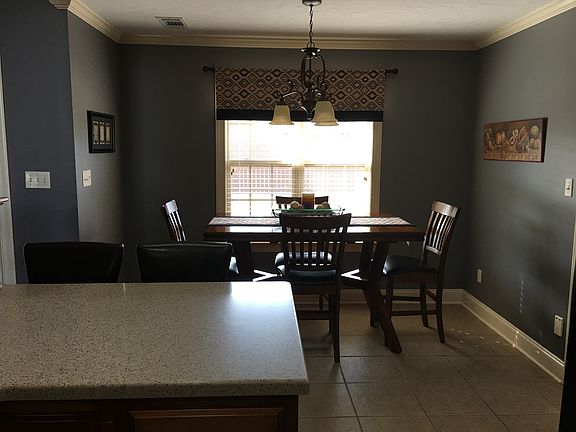 Eat in kitchen seats 6